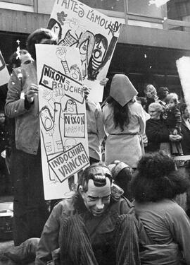 Bienne: Théâtre de rue contre la guerre au Vietnam
