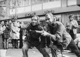 Bienne: Théâtre de rue contre la guerre au Vietnam
